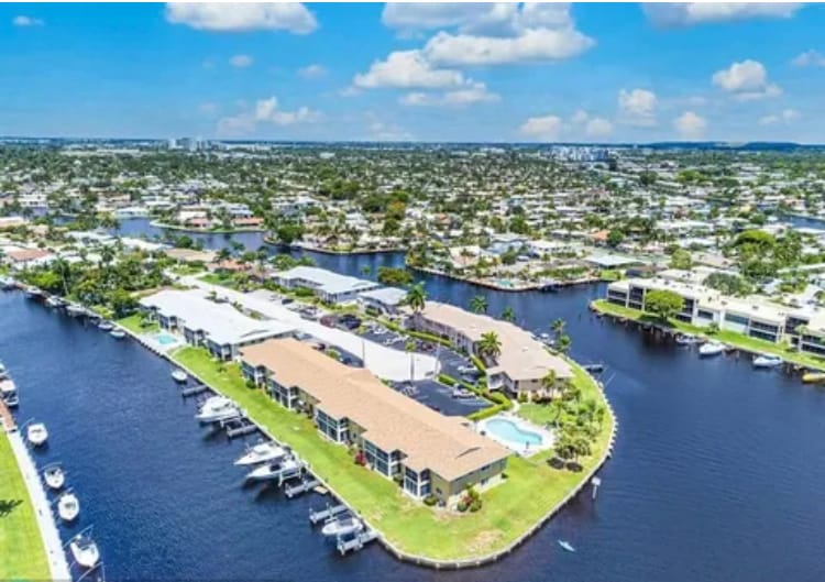 Building Photo - 700 SE 7th Ave