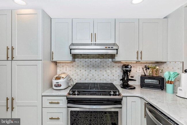 Building Photo - 703 Mountainview Dr