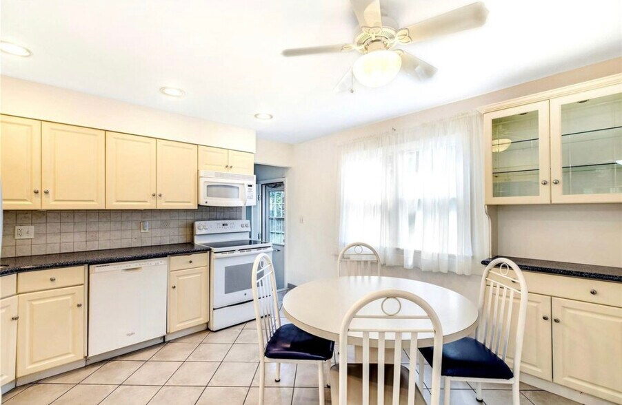 Building Photo - 370 Blue Point Rd