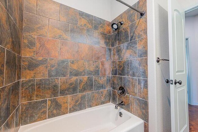 Building Photo - 3 bed 2 bath home with 2 car garage!