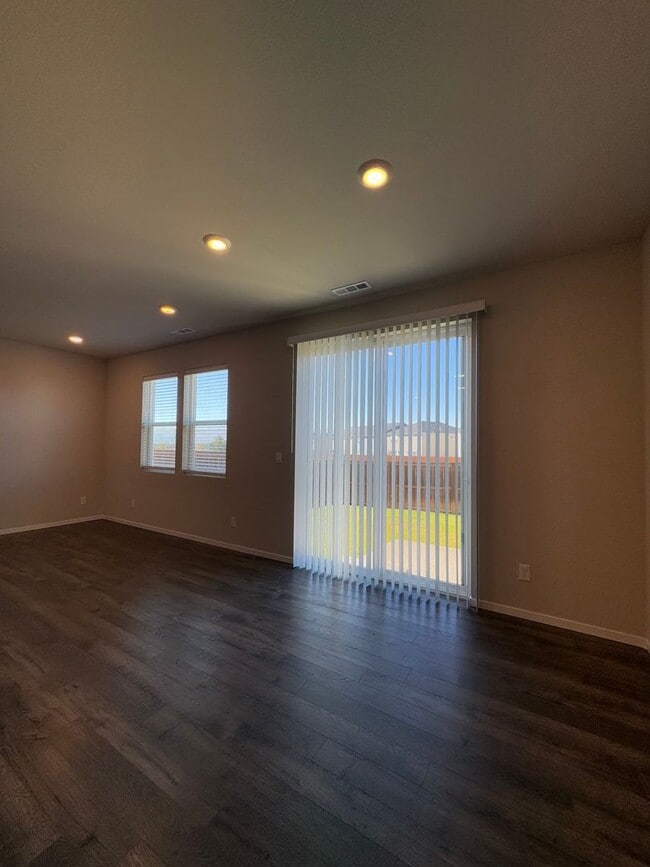 Building Photo - Spacious 4-Bedroom Home in a Great Neighborhood