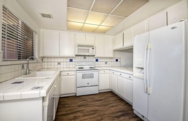 Building Photo - 625 S Fig St