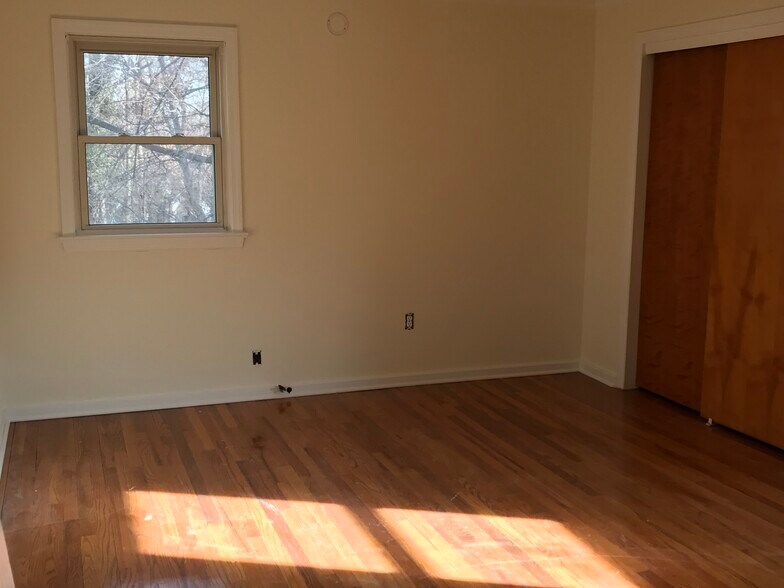 Building Photo - 146 Tooker Ave