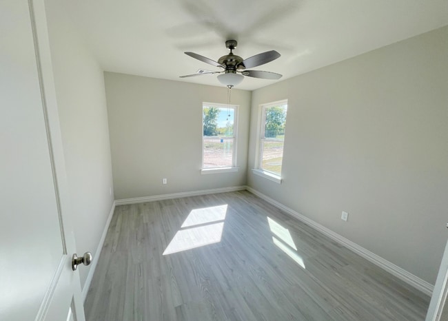 Building Photo - Close to school/Neighborhood surrounded by...