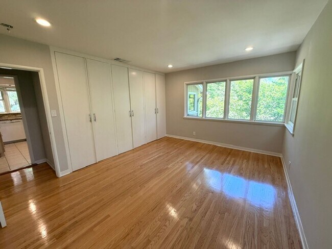 Building Photo - La Cañada Schools-  Family Home - Natural Hardwood, 2 car attached garage, Central A/C, New Appli...