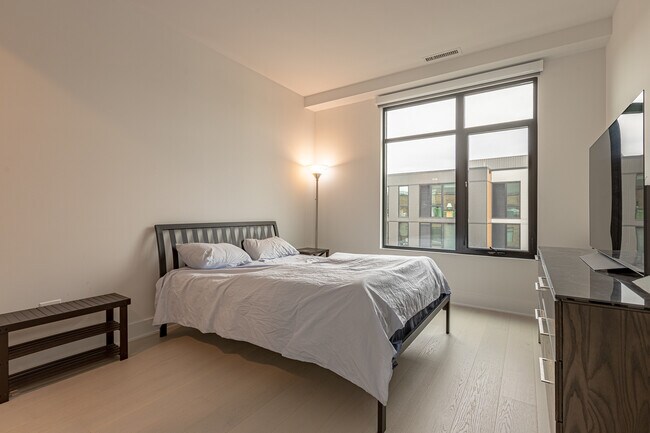 Building Photo - 1701 W Webster Ave