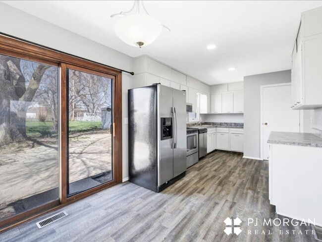 Building Photo - 3 bedroom, 2 Bathroom Home - Available Now