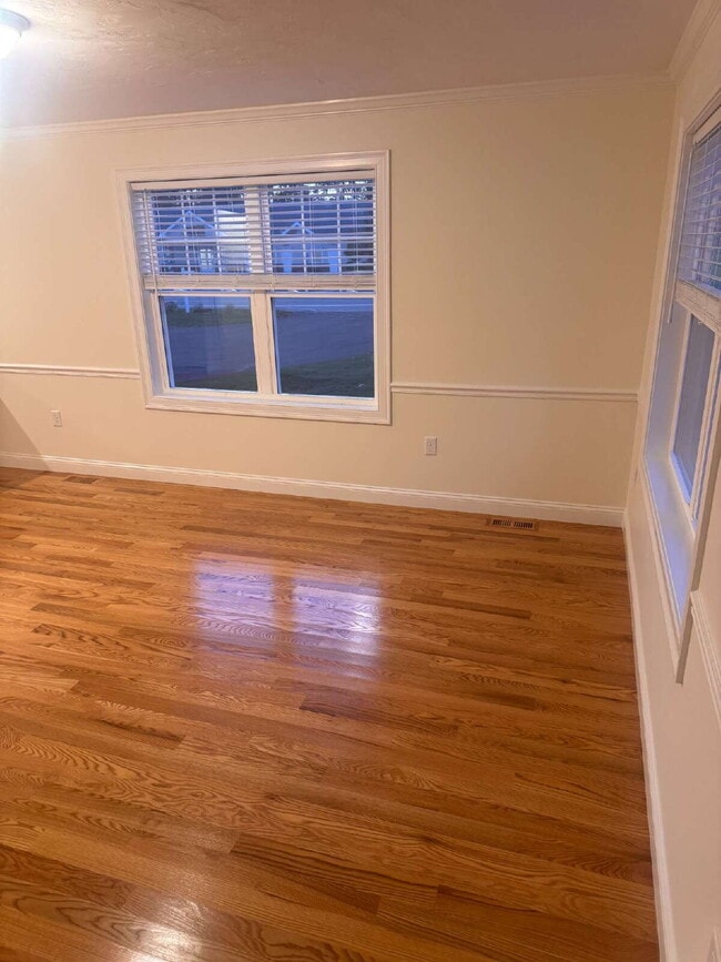 Building Photo - Beautiful 3 Bedroom 2.5 Bath Townhouse Available Now