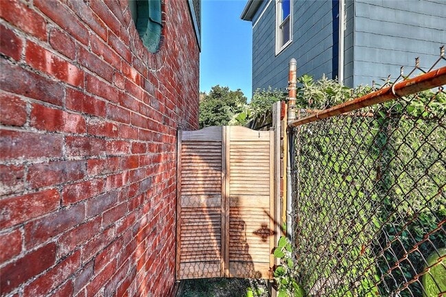 Building Photo - 4 Pallas St