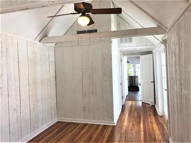 Building Photo - 835 Victoria Dr