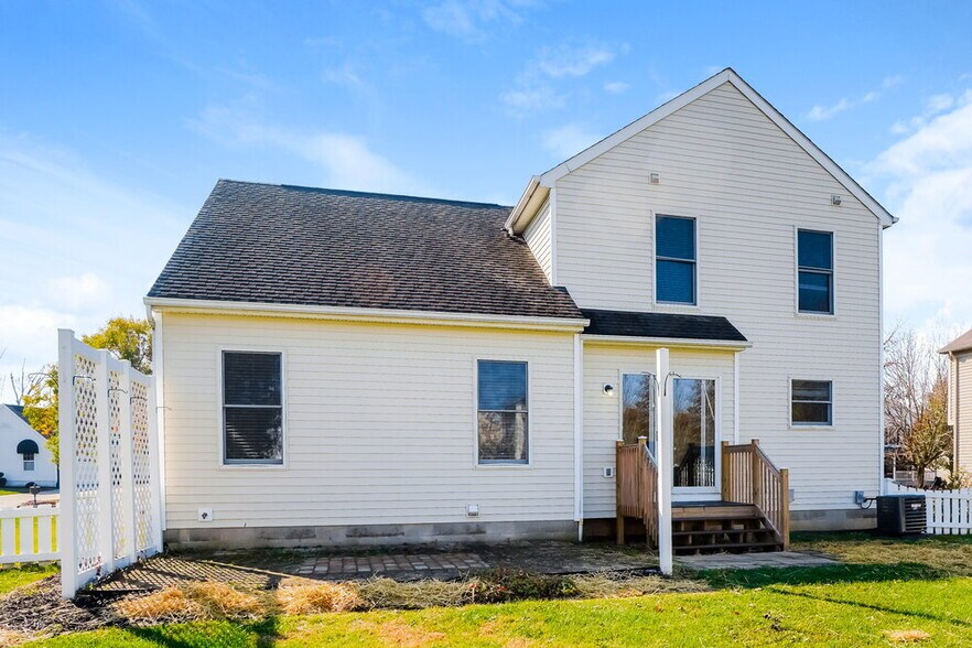 Building Photo - 7868 Edgewater Dr