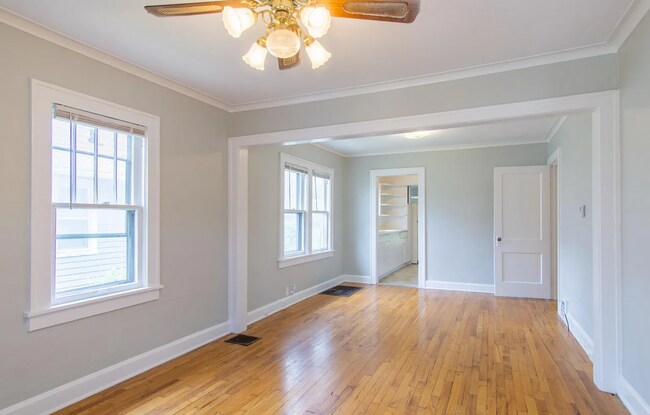 Building Photo - Charming West Plaza Bungalow