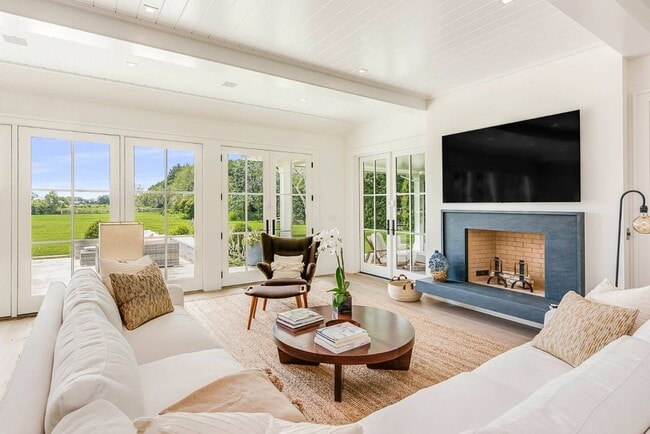 Building Photo - 571 Pauls Ln