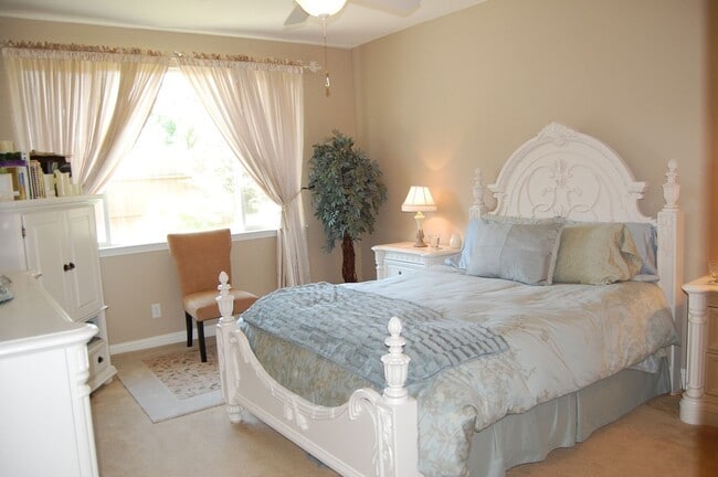 Building Photo - 3 bedroom Gem in Anatolia