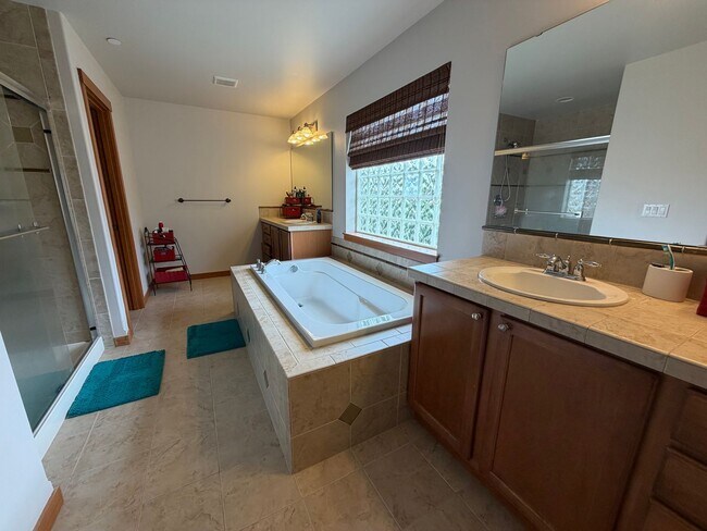 Building Photo - 4BR, 2.5 Bath + Loft DuPont Home