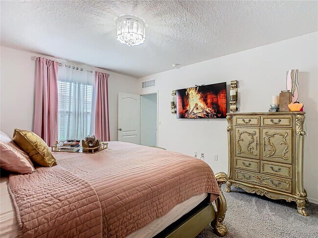Building Photo - 208 Goldenrod Ln