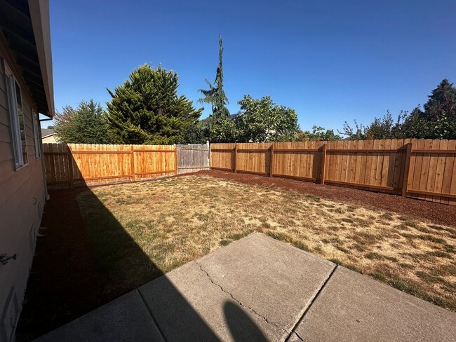 Building Photo - 3 Bedroom 2 Bath Single Family House