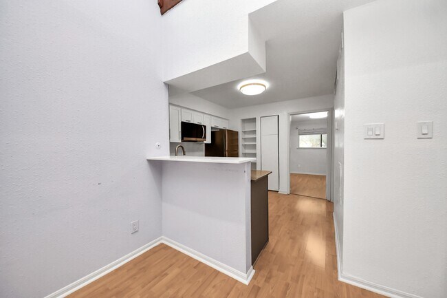 Building Photo - 2425 Holly Hall St