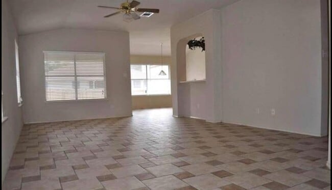 Building Photo - 1212 Knoll Ridge Dr