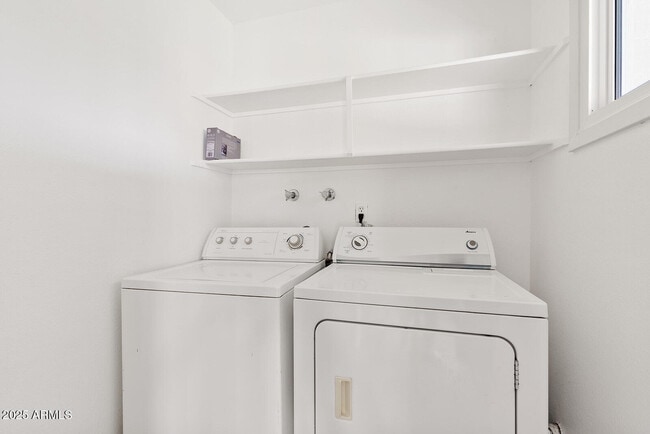 Building Photo - 803 E Carmen St