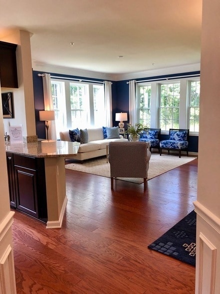 Building Photo - 130 University Ave