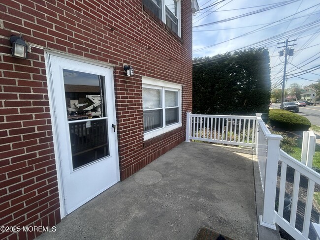 Building Photo - 819 16th Ave