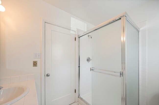 Building Photo - North Berkeley 2 Bedroom Rare Finds!