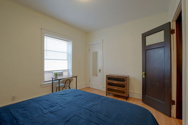 Building Photo - 1364 E 48th St