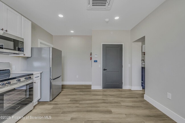 Building Photo - 215 Hickory St