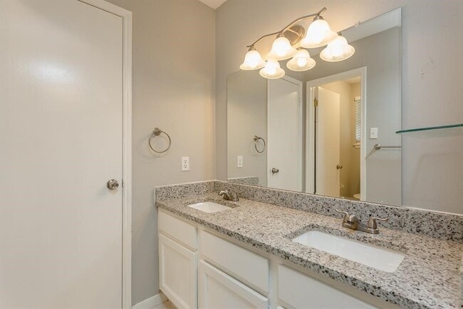 Building Photo - 2715 Colony Dr