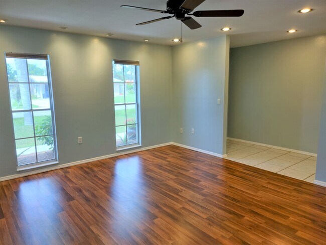 Building Photo - Cute Annual Single Family Home – Near Shamrock Park and South Venice Ferry and Boat launch!