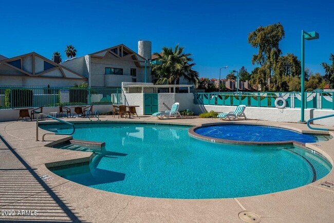 27. Pool View - 33 W Missouri Ave
