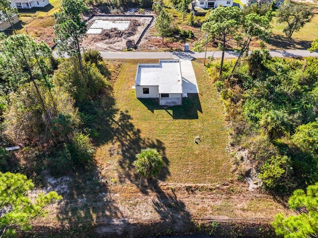 Building Photo - 751 Clancy St E