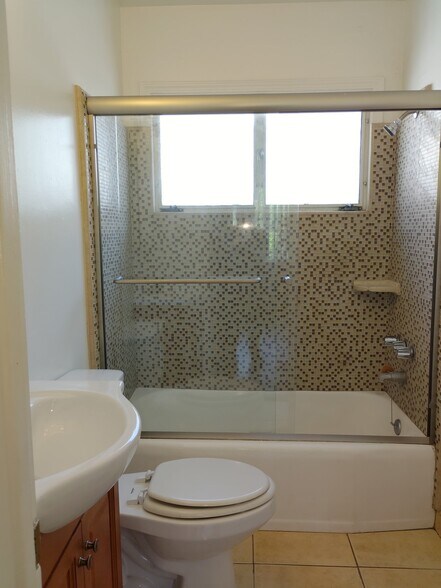 Building Photo - 4712 Elmwood Ave