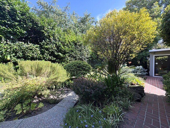 Building Photo - Eichler-Style Gem in Desirable Triple El N...