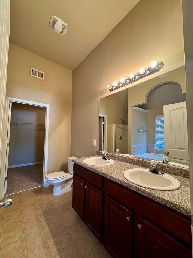 Building Photo - This beautiful 4-bedroom, 2.5-bath home Move-in ready and is waiting for you!