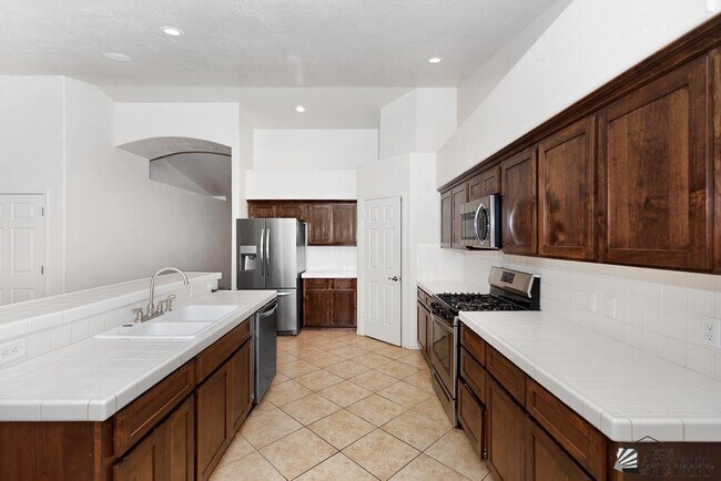 Building Photo - 2637 S 37th Dr