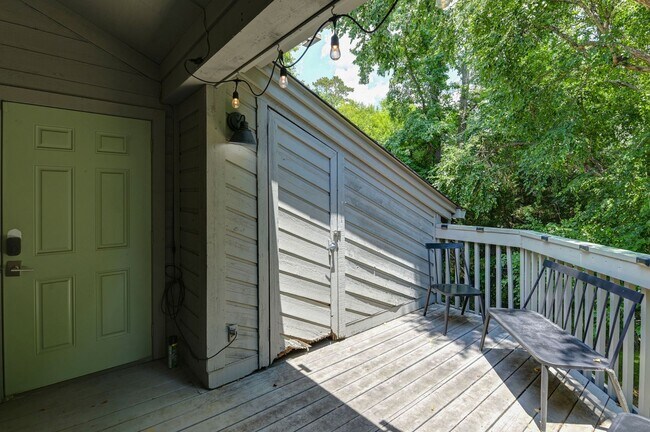 Building Photo - Updated 2BR/2BA Gem Minutes from Downtown Columbia!