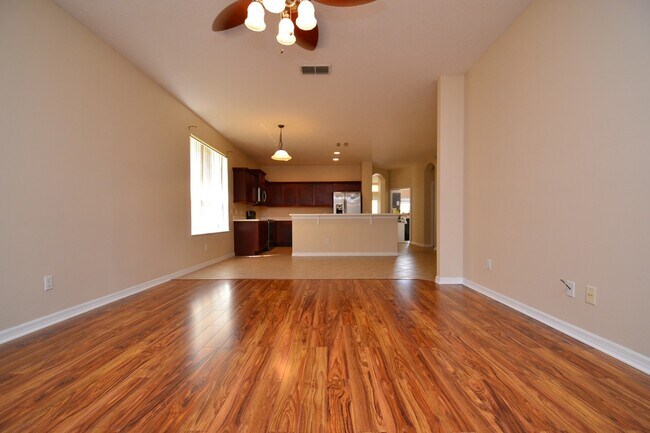 Building Photo - 4 BR Lakefront & Pool Home