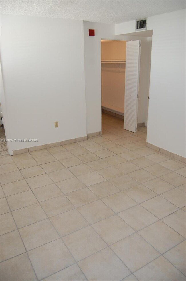 Building Photo - 1334 Collins Ave