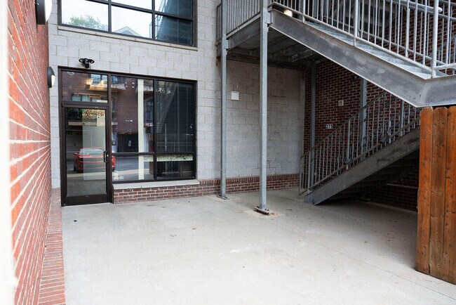 Building Photo - 275 S Limestone