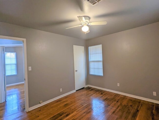 Building Photo - 2 Bed 1 Bath Plus Bonus Living/Office Cott...