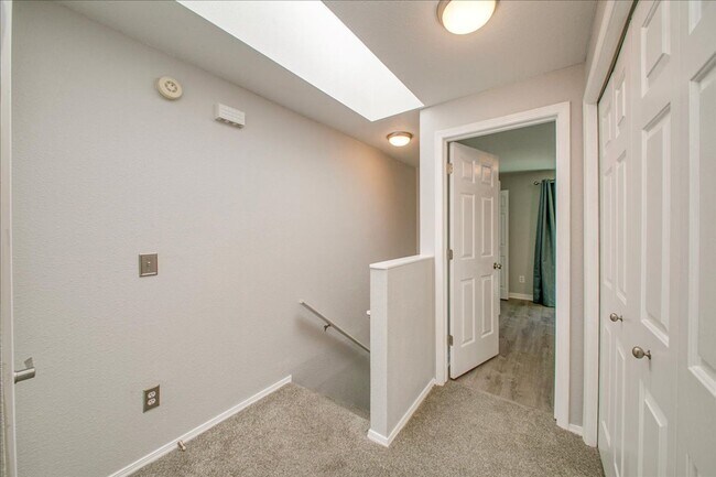Building Photo - Bright & Stylish Townhome in the Heart of ...