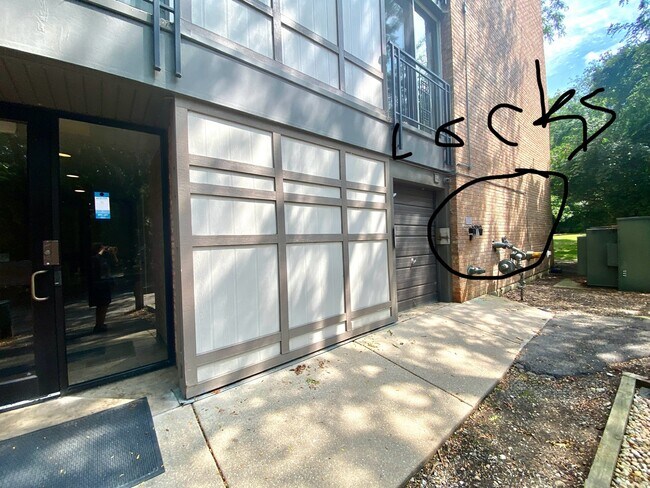 Building Photo - 5810 Oakwood Dr