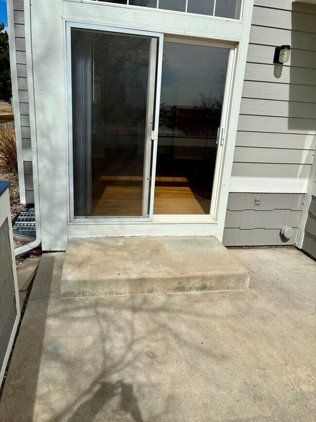 Building Photo - Great Location! Attractive 3 Story Condo