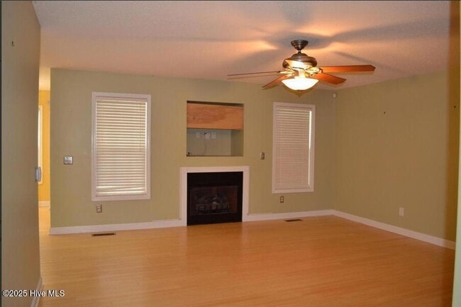 Building Photo - 114 Willow Creek Ln