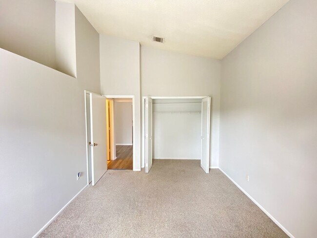 Building Photo - 12948 Broakfield Cir