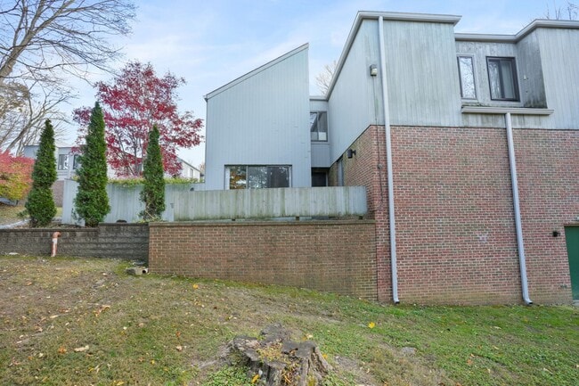 Building Photo - 8 Quarry Cor