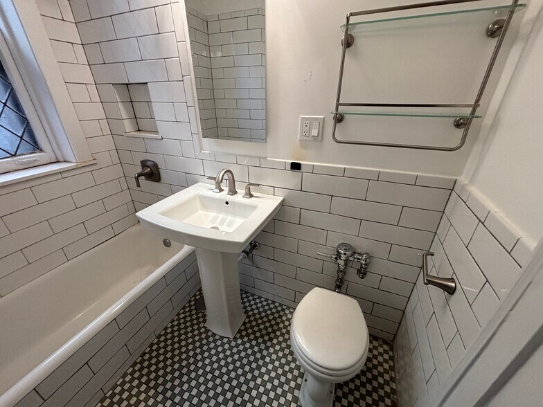 Building Photo - 544 Sheridan Rd