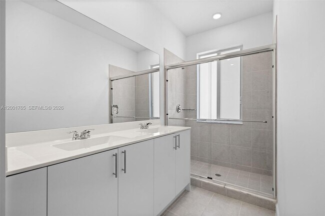 Building Photo - 715 SE 15th St